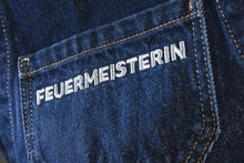 Lade das Bild in den Galerie-Viewer, Feuermeisterin Jeansschürze größenverstellbar, Einheitsgröße
